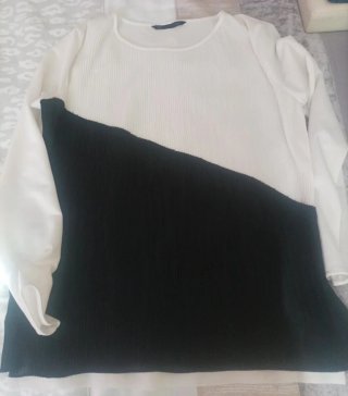 Camisa Blanca y Negra. blanca por la espalda solo