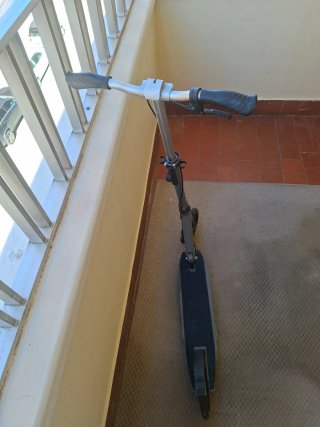 Patinete gris plegable