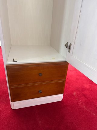 Armario blanco con cajones de madera