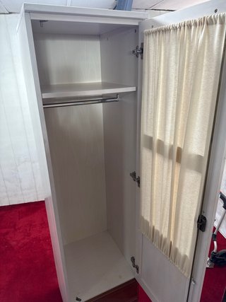 Armario blanco con cajones de madera