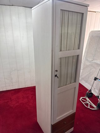 Armario blanco con cajones de madera