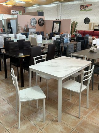 Mesa moderna efecto marmól + 4 sillas