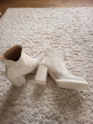 Botines LOQ de ante beige con cremallera