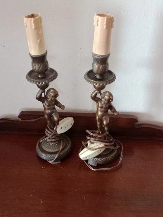 Coppia di lampade antiche a forma di putto