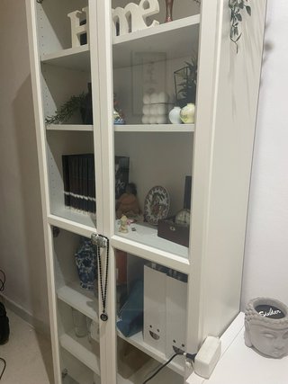 Estantería blanca con puertas de cristal