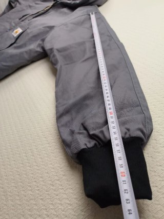 Chaqueta Carhartt con capucha gris y negra