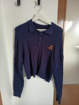 Jersey de punto azul con cuello