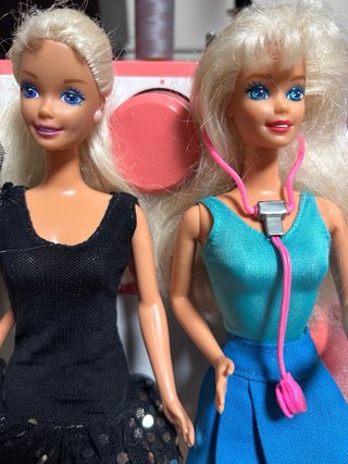 Lote di 4 Barbie con vestiti