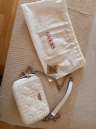 Bolso Guess Blanco con Cadena Dorada