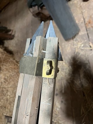 Trípode Militar Antiguo de Madera y Latón
