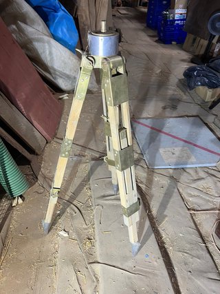Trípode Militar Antiguo de Madera y Latón