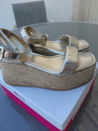 Sandalias de cuña doradas Stradivarius