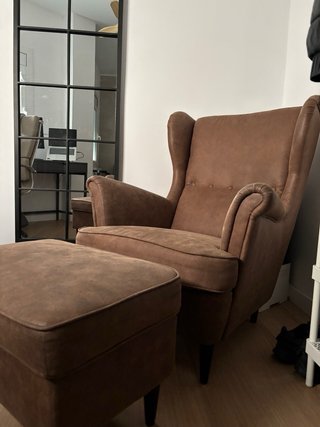 Butaca y reposapiés Ikea marrón