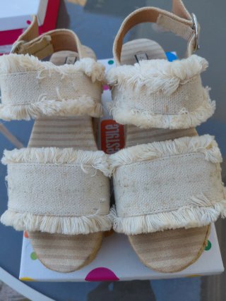 Sandalias de cuña con flecos