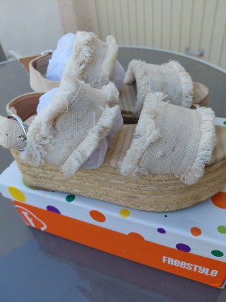 Sandalias de cuña con flecos