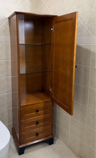 Mueble de madera con estantes de cristal