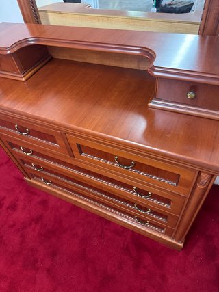 Cómoda de madera con espejo
