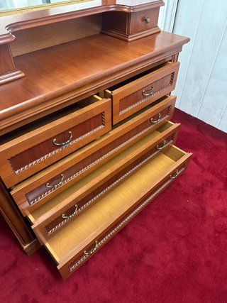 Cómoda de madera con espejo