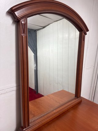 Cómoda de madera con espejo
