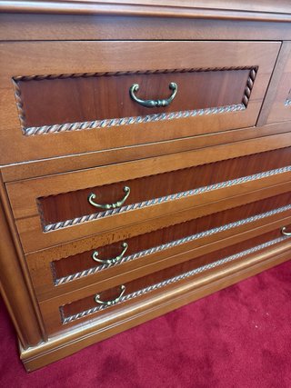 Cómoda de madera con espejo