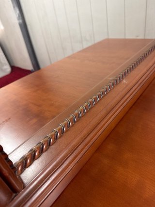 Cómoda de madera con espejo