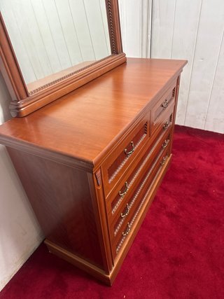 Cómoda de madera con espejo