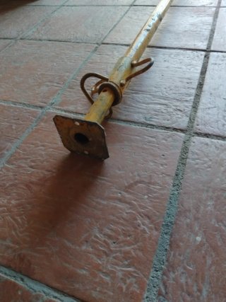 Puntal de obra amarillo. Pilar de obra amarillo.