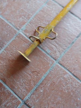 Puntal de obra amarillo. Pilar de obra amarillo.