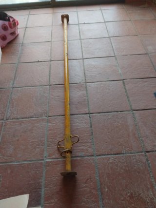 Puntal de obra amarillo. Pilar de obra amarillo.