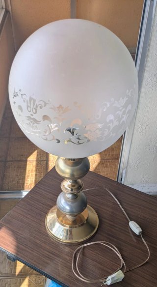 Lámpara de mesa globo cristal y metal dorado