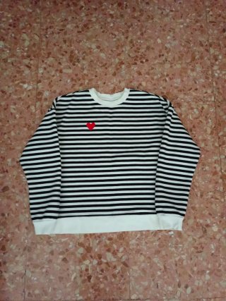 Jersey rayas blancas y negras con corazón rojo