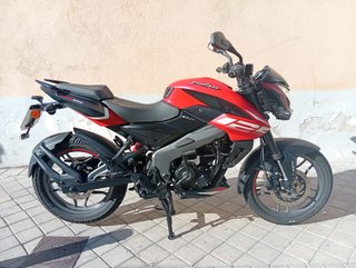 Bajaj Pulsar NS 125 Naked Roja y Negra