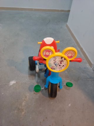 Triciclo infantil con diseño de Mickey Mouse