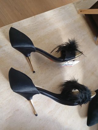 Zapatos de fiesta negros y dorados