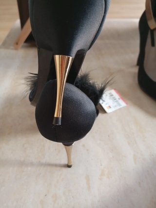 Zapatos de fiesta negros y dorados