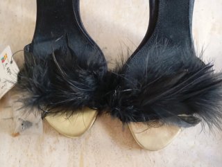 Zapatos de fiesta negros y dorados