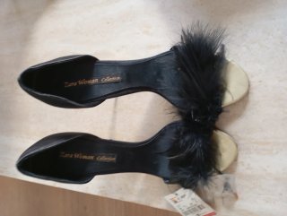 Zapatos de fiesta negros y dorados