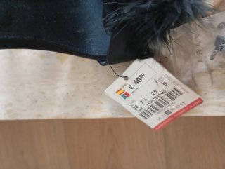 Zapatos de fiesta negros y dorados
