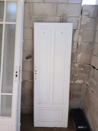 Puerta de madera blanca