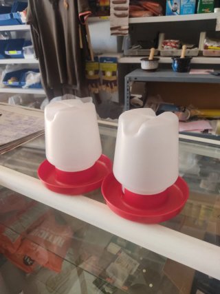 2 bebederos para pollitos