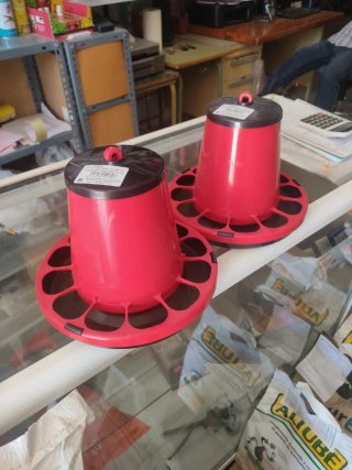 2 Comederos Rojos para Pollitos