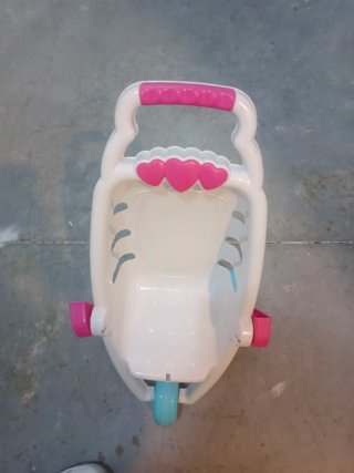 Carrito de muñecas rosa y blanco