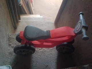 Moto de juguete roja para niños