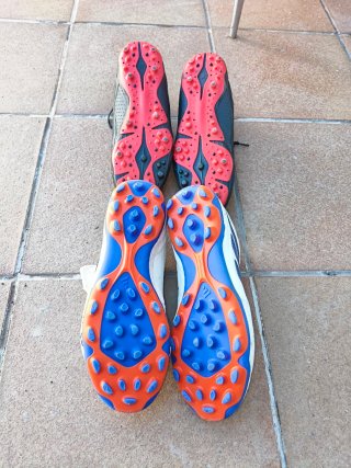 Guayos de fútbol Adidas blancas y azules