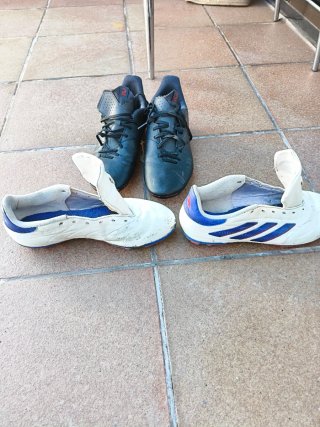 Guayos de fútbol Adidas blancas y azules