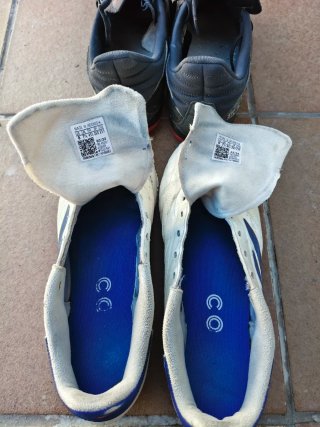 Guayos de fútbol Adidas blancas y azules