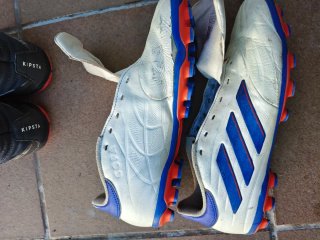 Guayos de fútbol Adidas blancas y azules