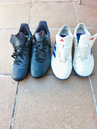 Guayos de fútbol Adidas blancas y azules