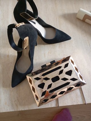 Zapatos de tacón negros con tobillera dorada