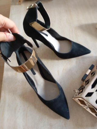 Zapatos de tacón negros con tobillera dorada